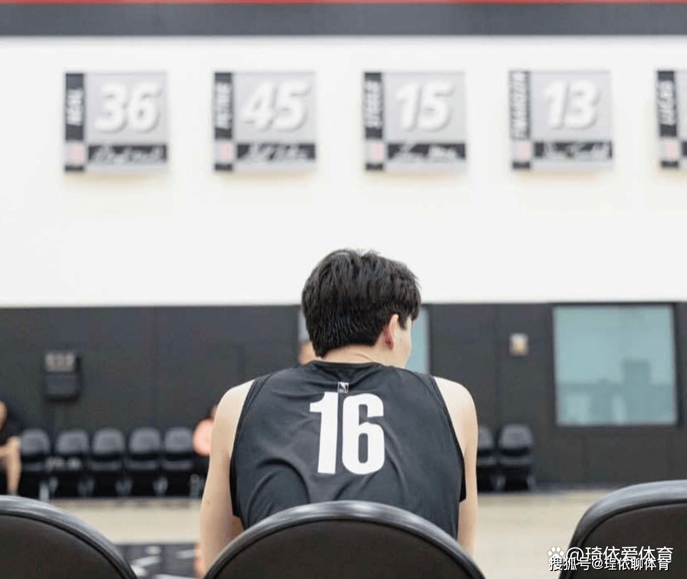 杨瀚森集训开挂比卢普斯夸他天生NBA料，队友：这兄弟用不上翻译