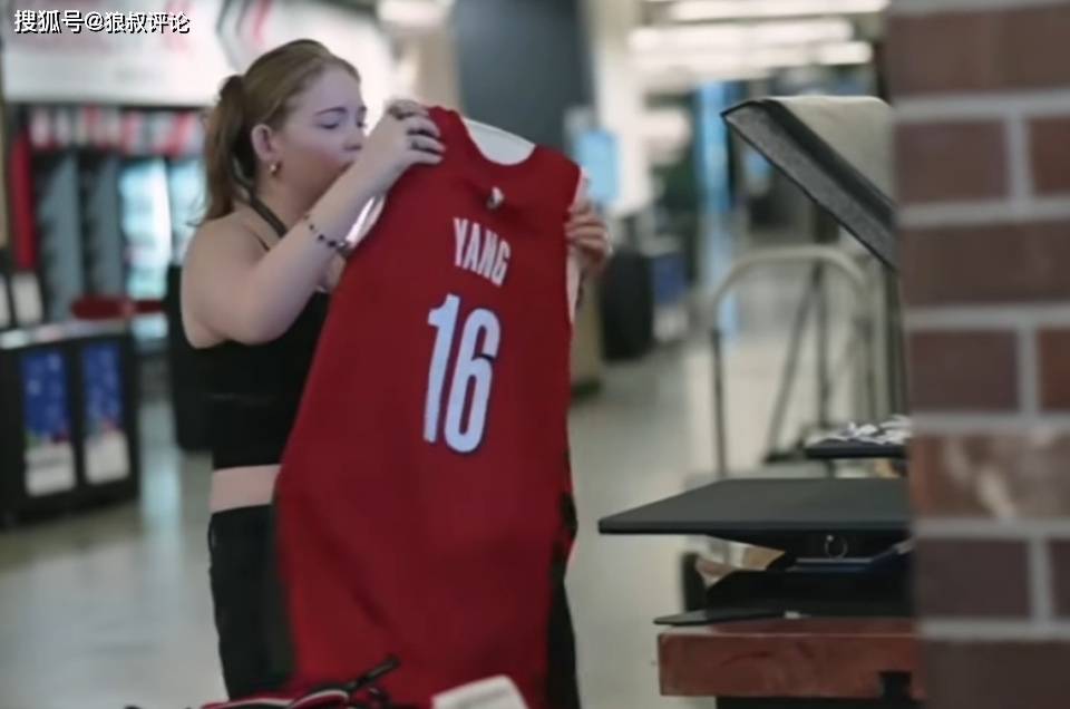 招牌球星！杨瀚森分别登上开拓者夏联阵容海报和NBA夏联球场环廊海报