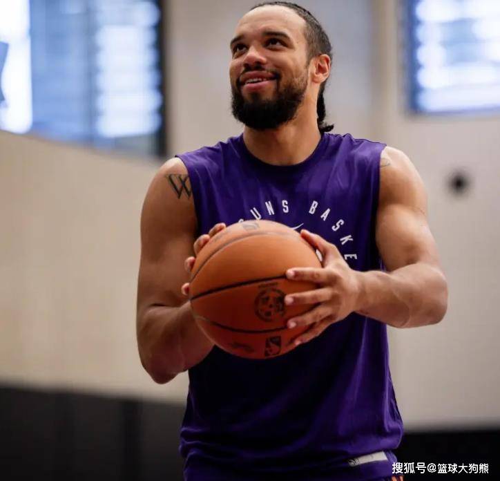 好久不见！火箭队旧将现身太阳训练馆，体型更壮了，斯通放错人？