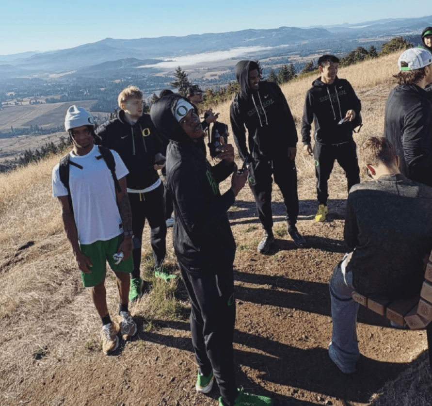 随队一起爬山！林葳逐渐跟队训练，到美国打大学篮球