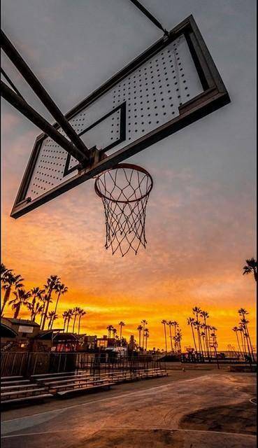 斯台普斯中心见证洛杉矶湖人的关键胜利